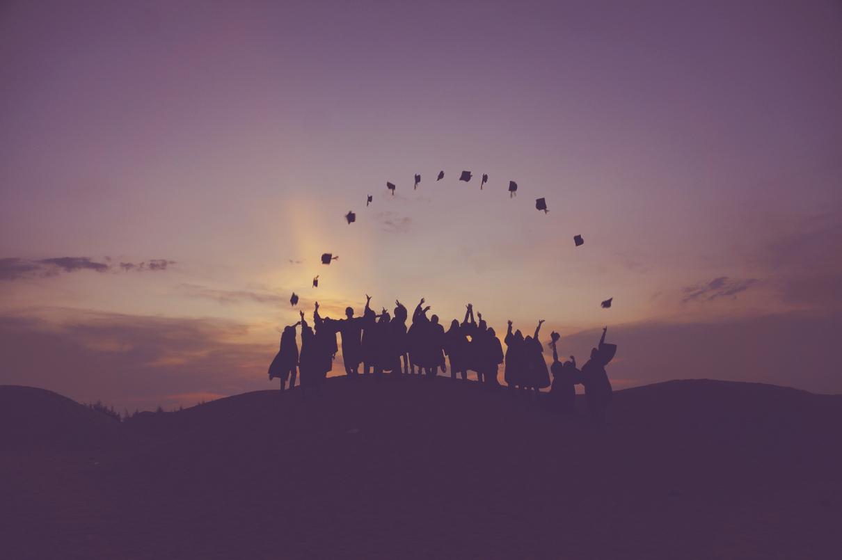 Diplomas Duplos e Conjuntos - alunos com chapéus de finalistas
